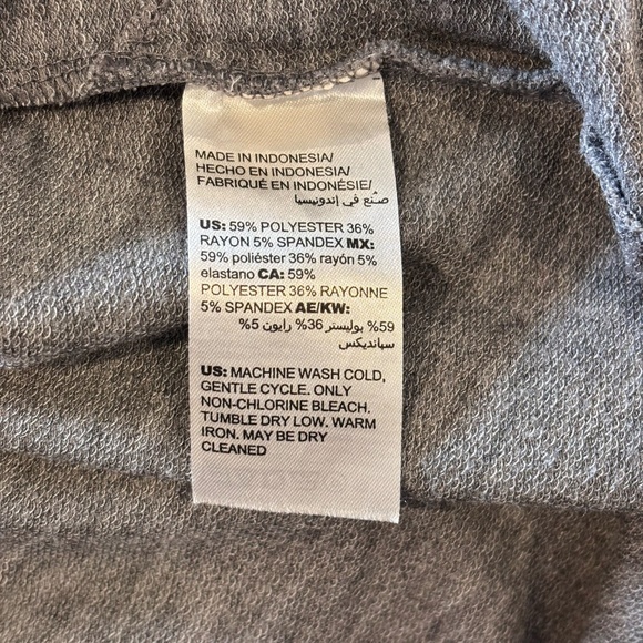 Chico's Zenergy Women's Gray Long Sleeve SZ 1 (Medium) EUC Scoop Neck - Picture 10 of 10